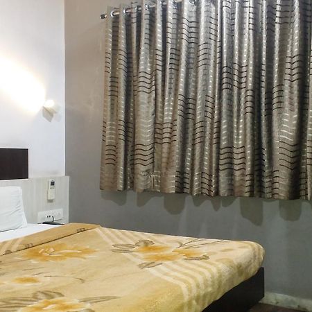 Hotel Decent Surat Eksteriør bilde
