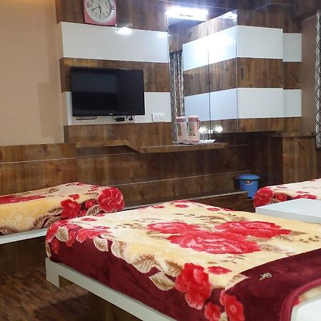 Hotel Decent Surat Eksteriør bilde