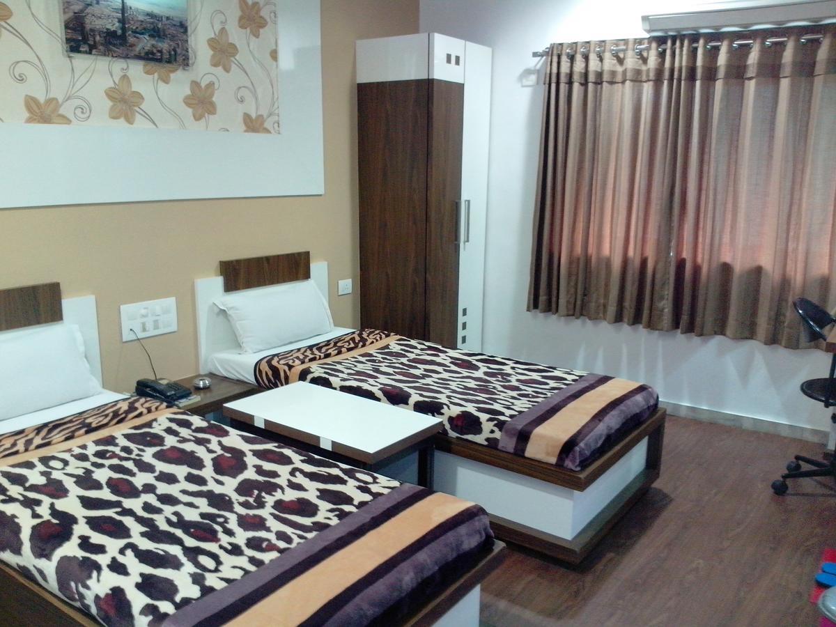 Hotel Decent Surat Rom bilde