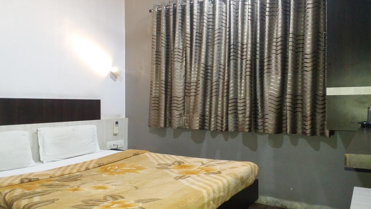 Hotel Decent Surat Eksteriør bilde