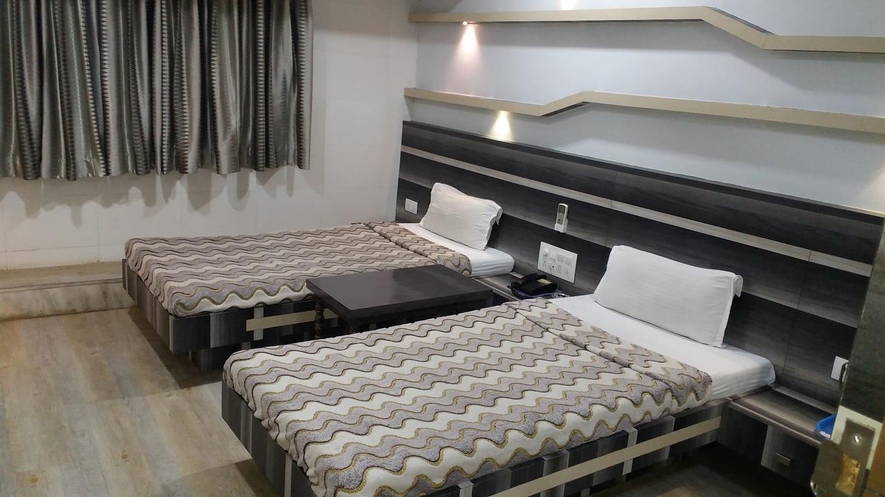 Hotel Decent Surat Eksteriør bilde