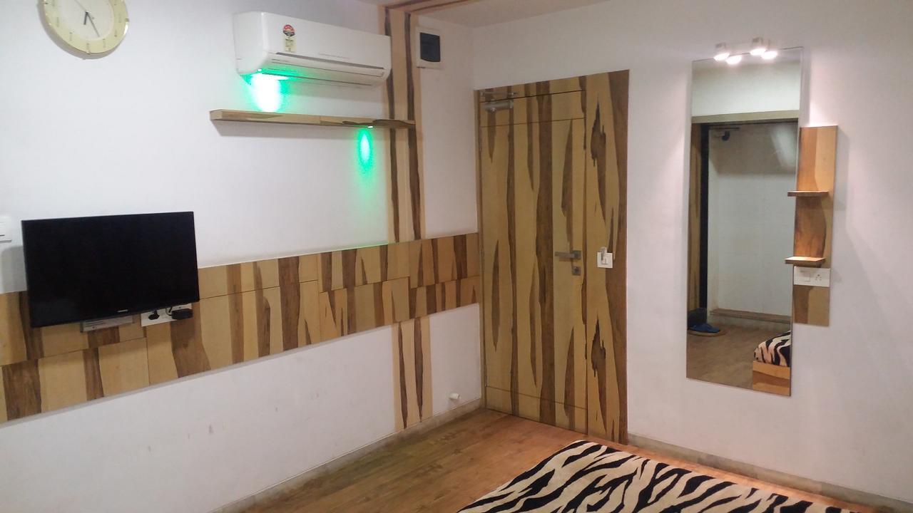 Hotel Decent Surat Eksteriør bilde